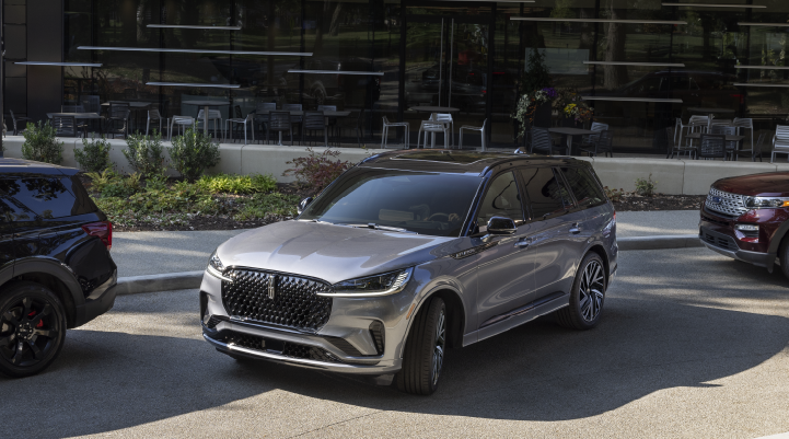 A gray 2025 Lincoln Black Label Aviator® SUV is shown in the process of parallel parking. | Joe Rizza Lincoln of Orland Park in Orland Park IL
