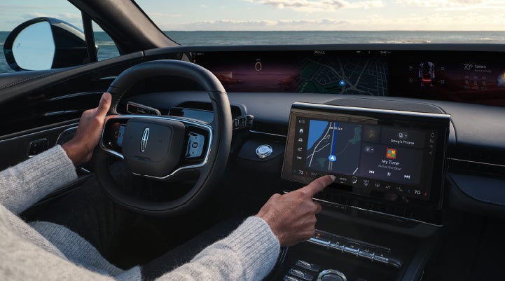 The driver of a 2025 Lincoln Nautilus® SUV interacts with the new Lincoln Digital Experience. | Joe Rizza Lincoln of Orland Park in Orland Park IL