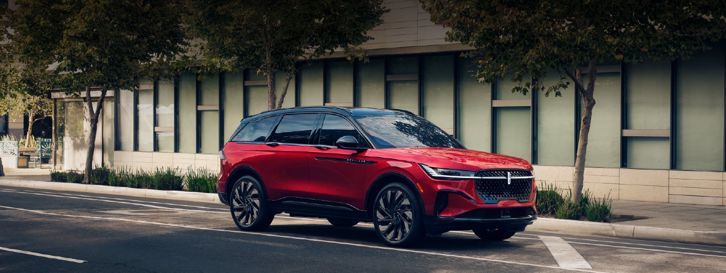A 2025 Lincoln Nautilus® SUV with an available hybrid powertrain is parked in an urban setting. | Joe Rizza Lincoln of Orland Park in Orland Park IL