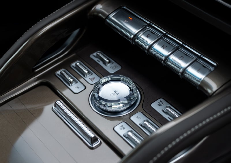A crystal-inspired volume knob is shown in the center floor console of a 2025 Lincoln Nautilus® SUV. | Joe Rizza Lincoln of Orland Park in Orland Park IL