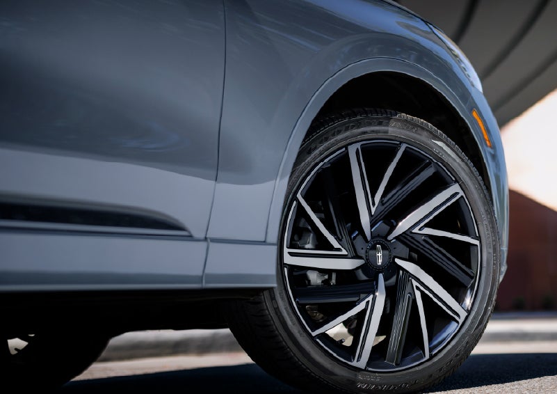 The wheel of the 2027 Lincoln Aviator® Black Label™ SUV is shown slightly angled out. | Joe Rizza Lincoln of Orland Park in Orland Park IL