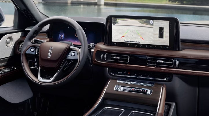 The backup camera of the 2027 Lincoln Aviator® SUV is displayed on screen. | Joe Rizza Lincoln of Orland Park in Orland Park IL